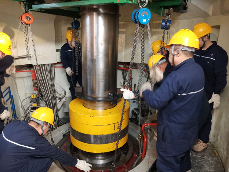 水电公司迅速响应全力以赴进驻南阳回龙水电站抢修 (3).jpg