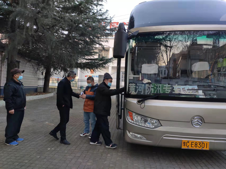 心在一起，爱在路途——洛河发电公司大客班支援集团公司通勤侧记 (3).jpg