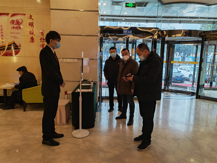 集团公司突击督导检查小区疫情防控工作.jpg
