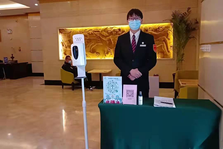 11明珠宾馆严格落实进入扫码测温.jpg