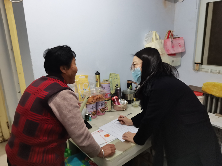 7集团公司居委会工作人员进行入户排查.jpg