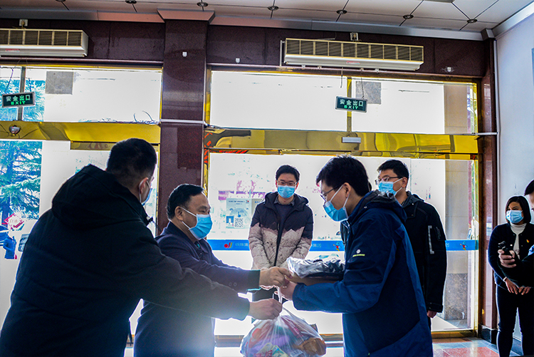 5集团公司慰问疫情防控工作人员.jpg