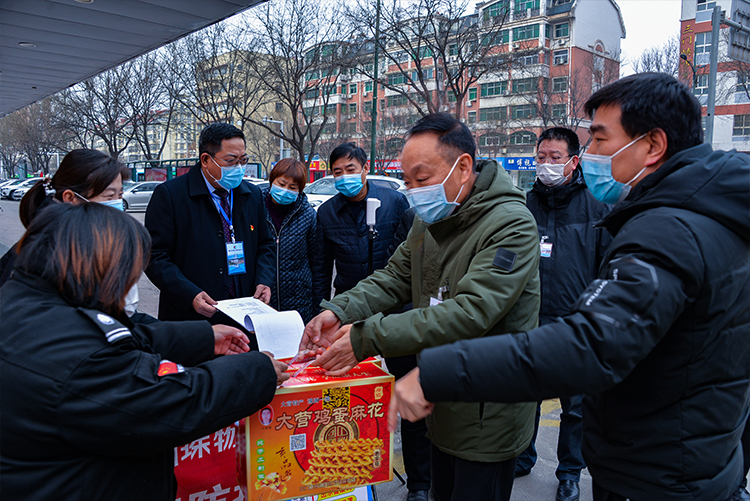 6集团公司为防疫卡点送上慰问品.jpg