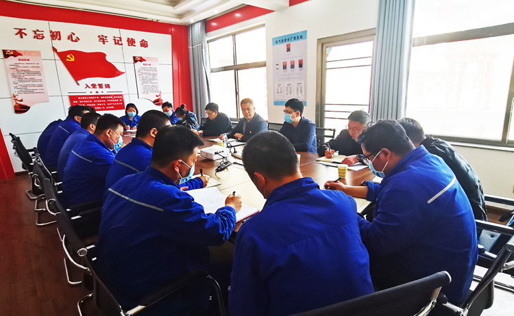 集团公司党委委员、副总经理牛锐锋到电气检修部党支部指导工作 (1).jpg